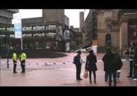 Człowiek na moście paraliżuje centrum miasta