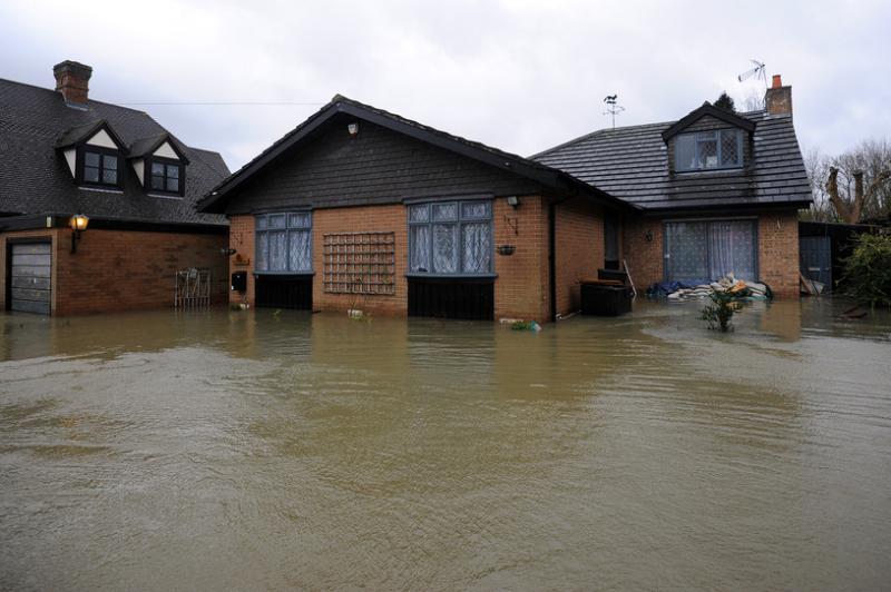 Wielka Brytania walczy z powodziami i wichurami