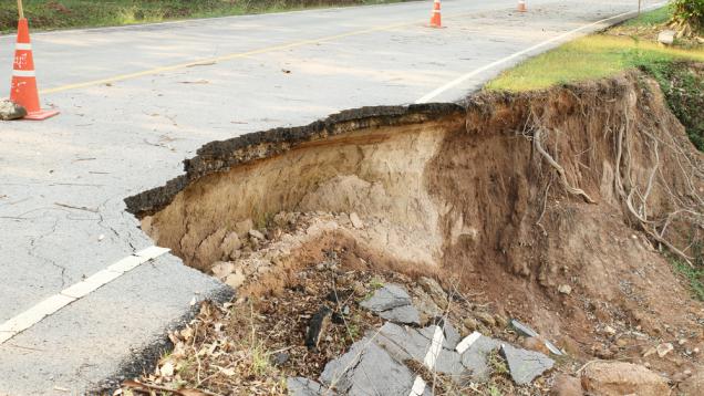 Deszcze rozmoczyły brytyjską ziemię.
