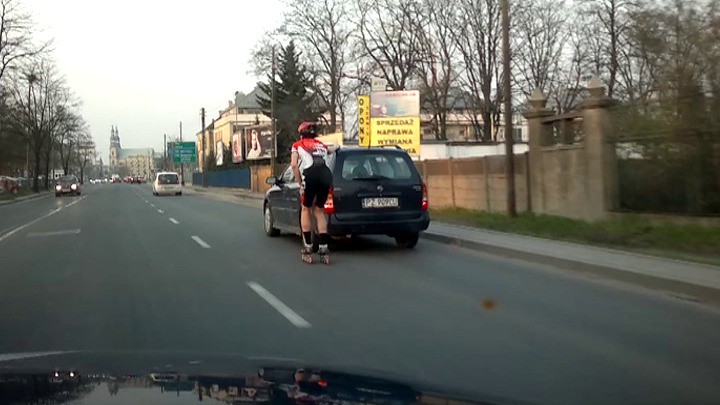 Pirat na rolkach jechał slalomem ulicami Poznania