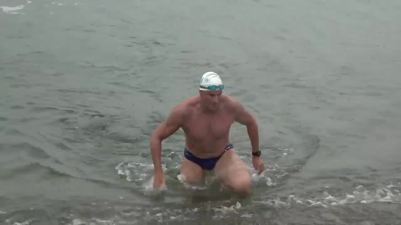 Przepłynął kanał La Manche, by zwrócić uwagę na problem zanieczyszczenia wód morskich