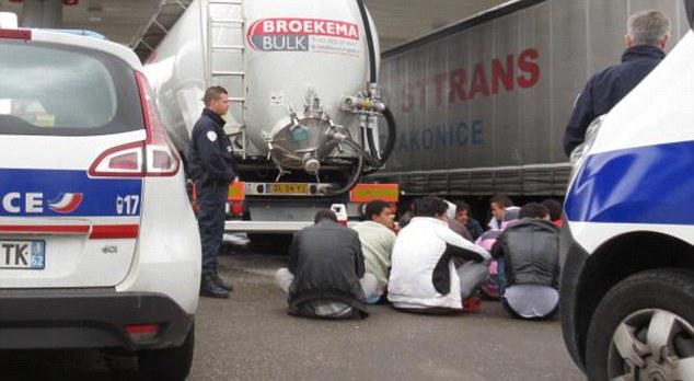 400 migrantów zatrzymanych w jeden weekend w Calais