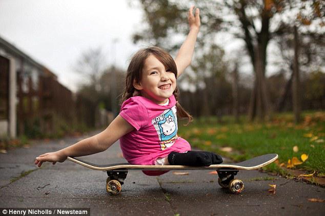 Inspirująca 7-letnia dziewczynka bez nóg opanowała jazdę na deskorolce do perfekcji