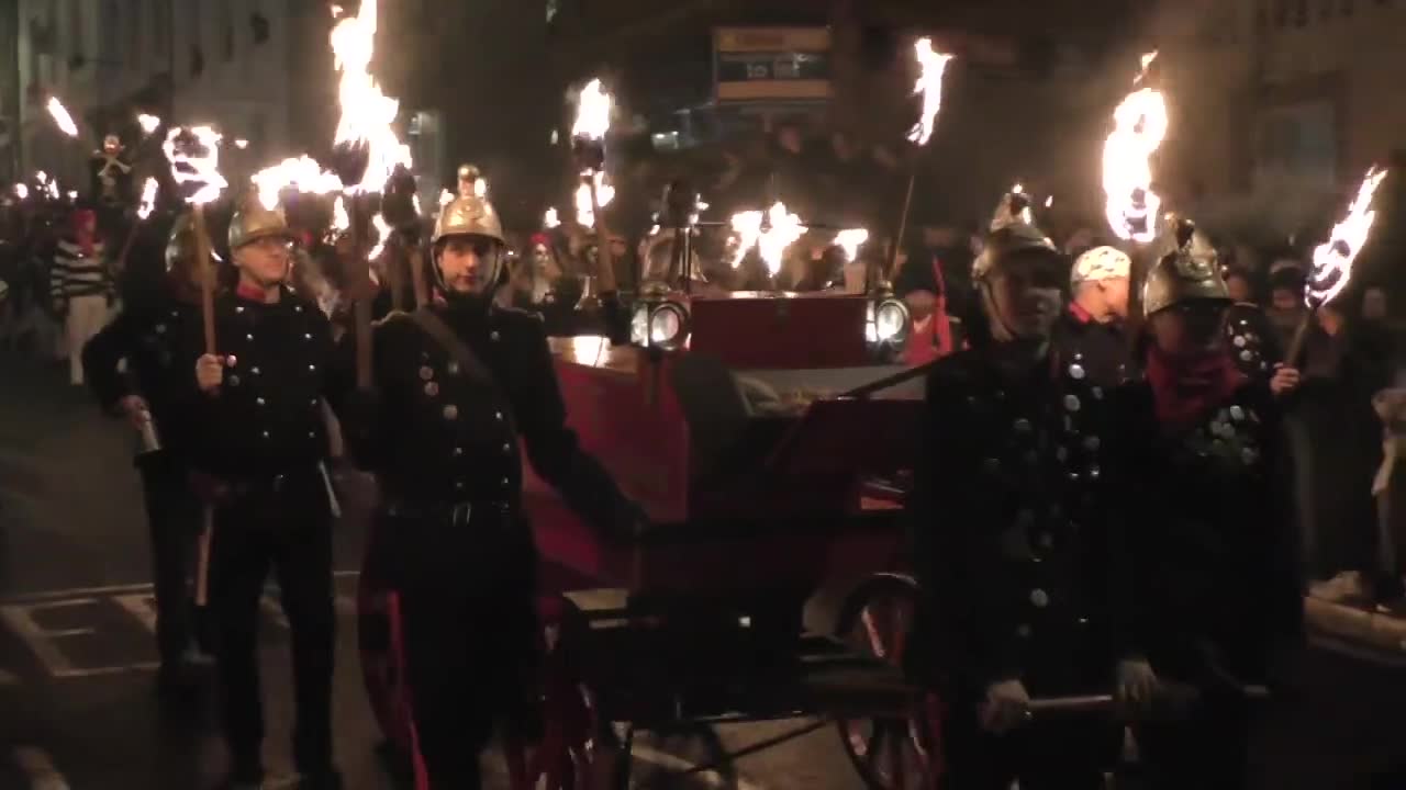 Wielka parada z pochodniami i fajerwerkami z okazji Dnia Guya Fawkesa