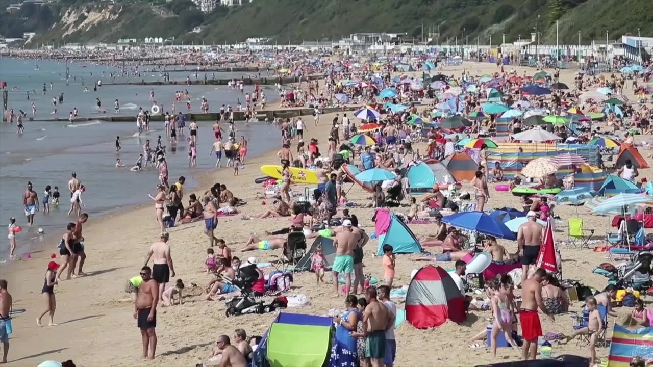 Brytyjczycy zapomnieli o koronawirusie. Tysiące osób wyległo na plażę w Bournemouth
