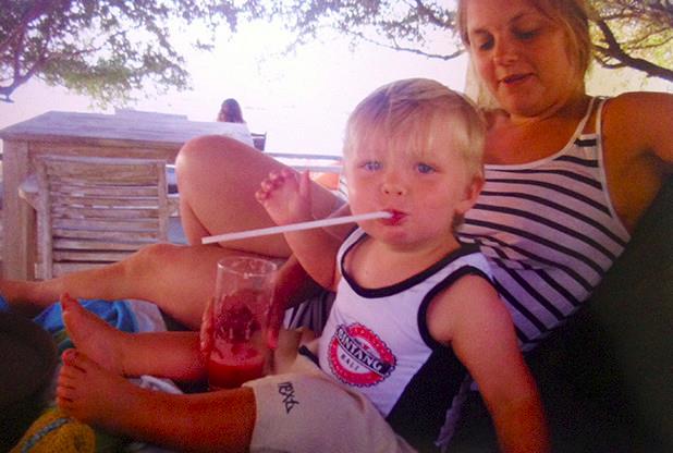 Dwulatek spędził dobę ze swoją zmarłą matką w zamkniętym samochodzie