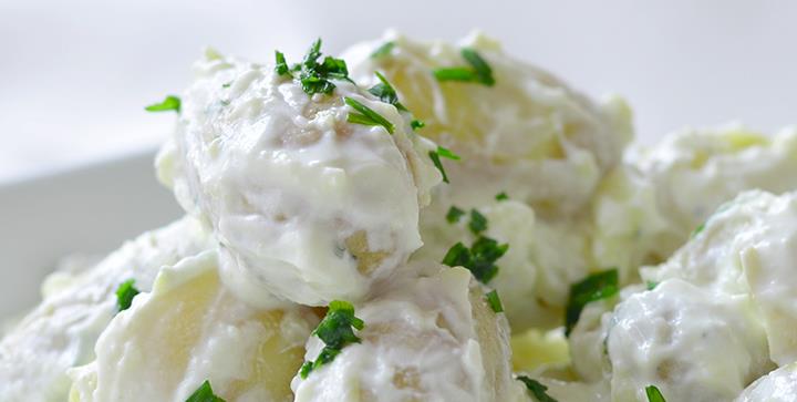 Kawałki metalu w sałatkach z Tesco i Sainsbury’s – sieci apelują o zwrot produktów!