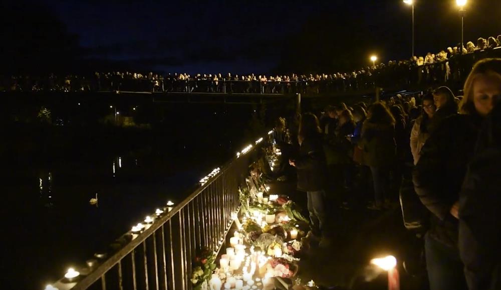 Tysiące ludzi zaśpiewało Wonderwall w hołdzie zmarłemu studentowi