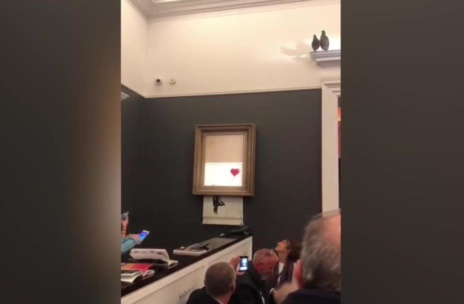 Obraz brytyjskiego artysty Banksy’ego uległ samozniszczeniu po wylicytowaniu za ponad milion funtów
