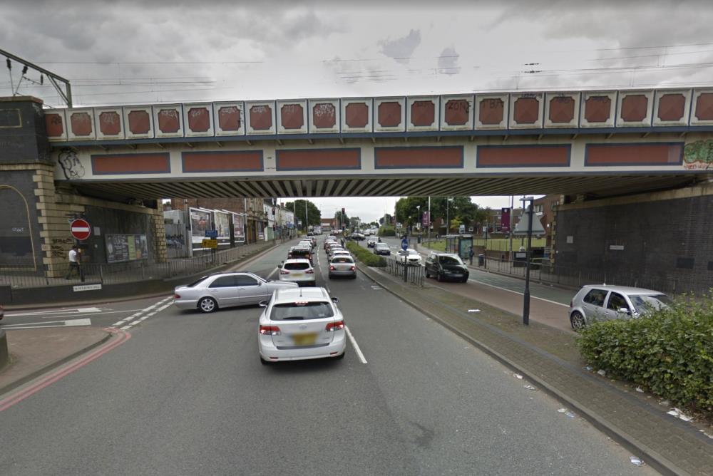 20-latek dźgnięty nożem w Aston - bandyci ukradli mu portfel