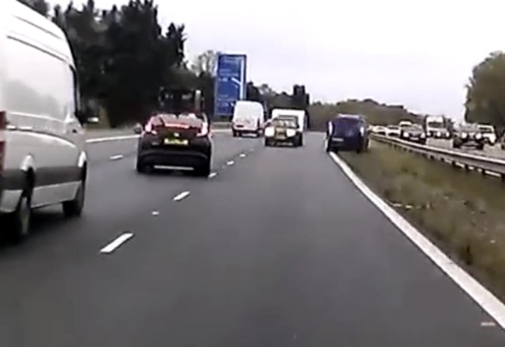 Trzy osoby zginęły w wypadku na M40 – samochód jechał pod prąd