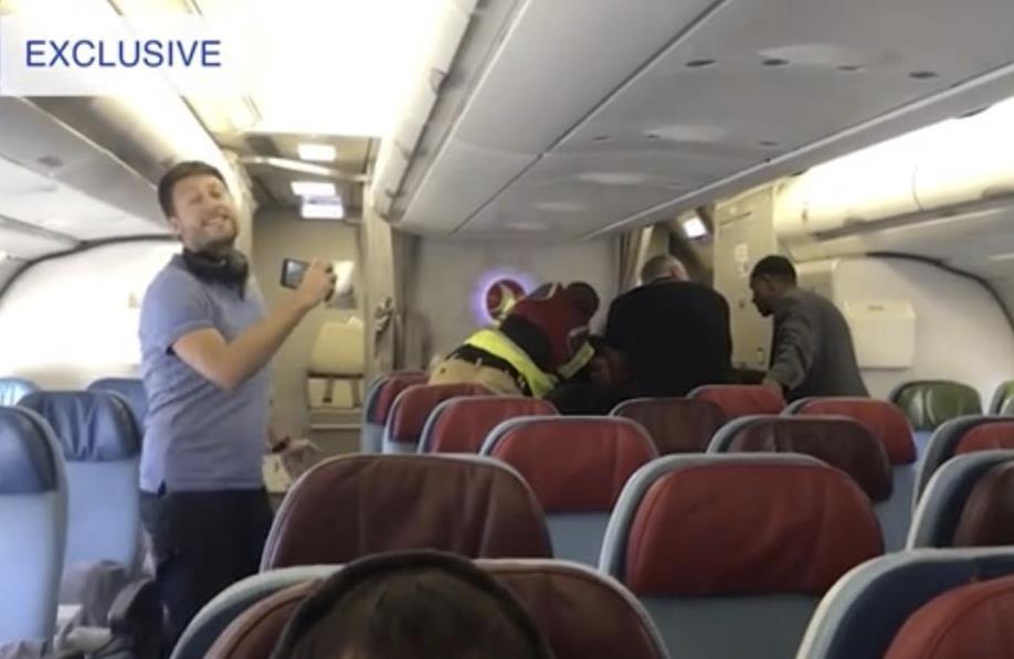 Pasażerowie zablokowali deportację Somalijczyka - nie wiedzieli, że bronią gwałciciela