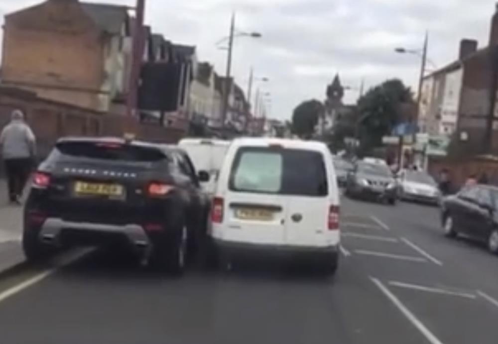 Zobacz jak uparci kierowcy walczą o miejsce na zwężeniu drogi w Handsworth