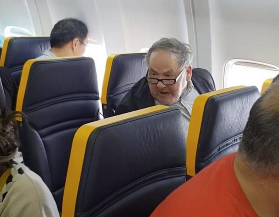 Rasista, który wyzywał kobietę w samolocie Ryanair mieszka w Birmingham