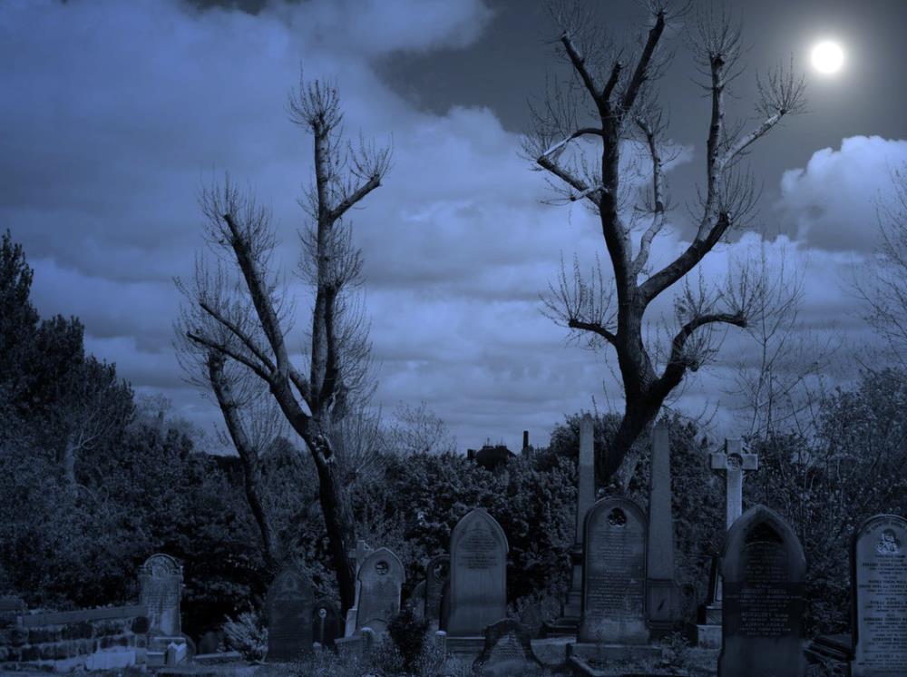 Chcesz zarobić 200£? - Wystarczy spędzić halloweenową noc na cmentarzu w Midlands