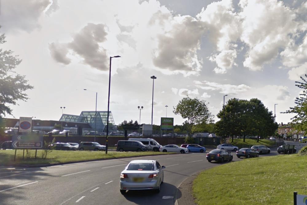 W pobliżu sklepu Asda w Birmingham znaleziono ciało mężczyzny