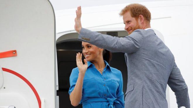 Samolot z Harrym i Meghan był o włos od katastrofy. Pilot musiał przerwać manewr lądowania