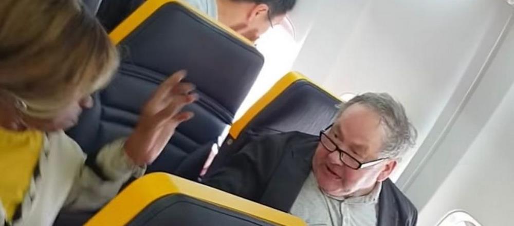 Pasażer, który wyzywał kobietę w samolocie Ryanair, powiedział że nie jest rasistą tylko… był w złym nastroju