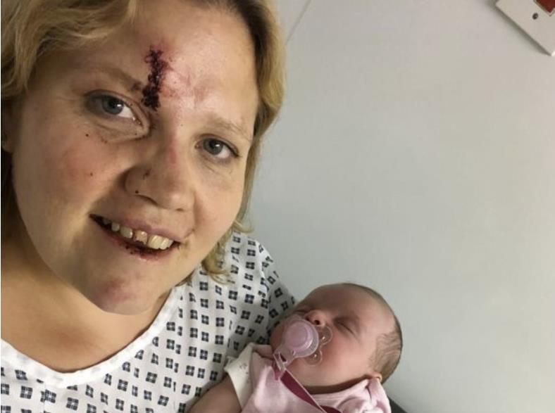 Szokująca rekonstrukcja telewizyjna kradzieży samochodu z 4-tygodniowym dzieckiem na tylnym siedzeniu