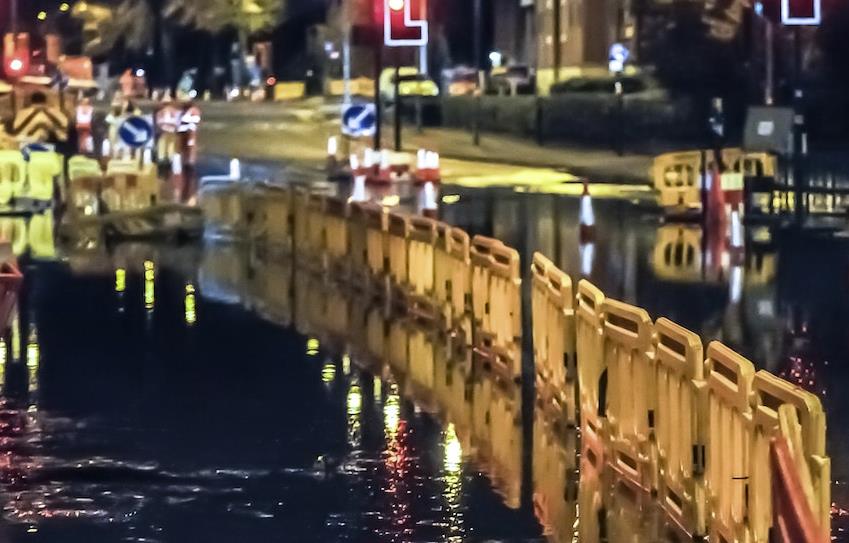 Utrudnienia w ruchu z powodu pękniętej rury z wodą na Bristol Road