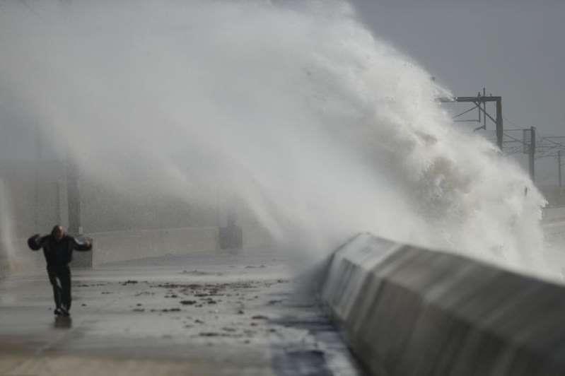 Nadchodzi sztorm Adrian i huragan Oscar - będzie zimno, wietrznie i deszczowo