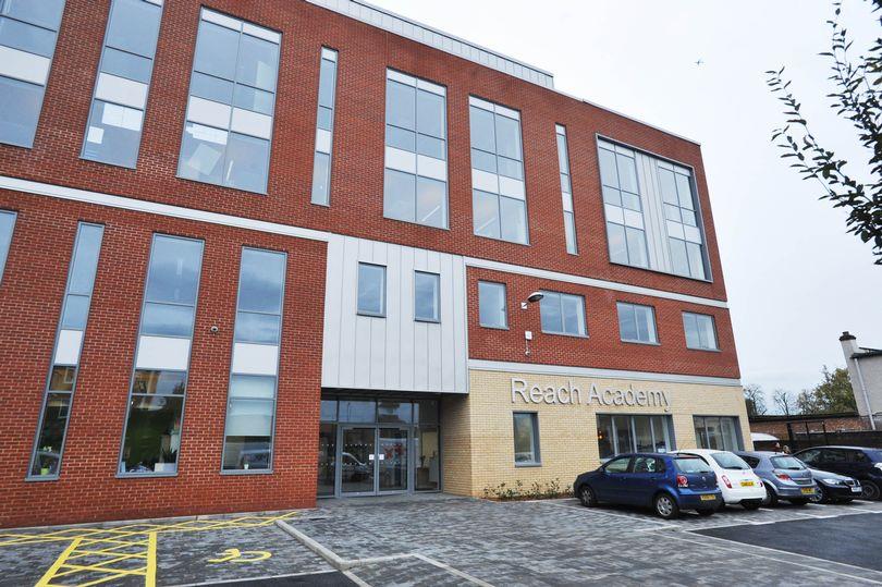 Szkoła ostrzega rodziców: Trzech Polaków namawia dzieci do kradzieży alkoholu w zamian za narkotyki