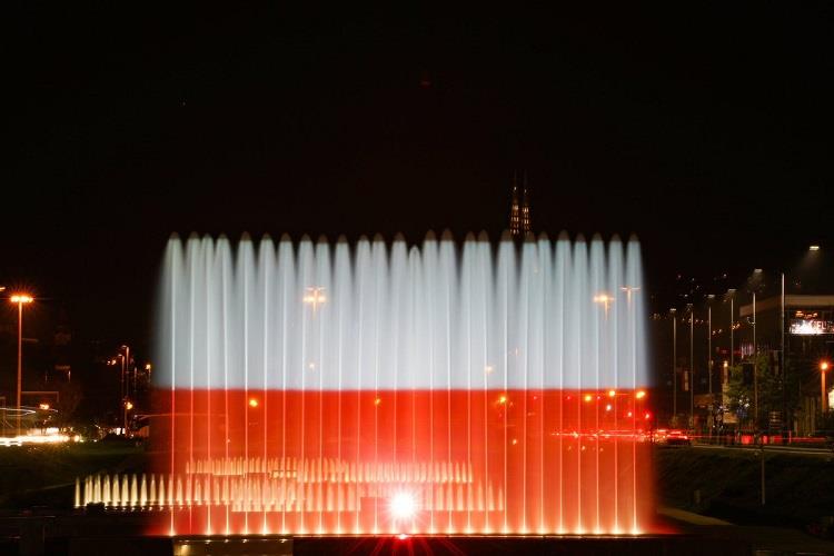 Święto odzyskania niepodległości. Budynki z całego świata w bieli i czerwieni