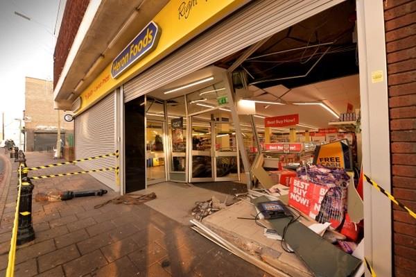 Złodzieje ukradli bankomat ze sklepu w Dudley