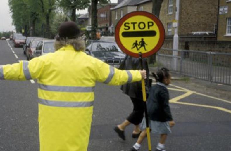 Przyszłość pracowników przeprowadzających dzieci przez ulicę zagrożona z powodu cięć budżetowych