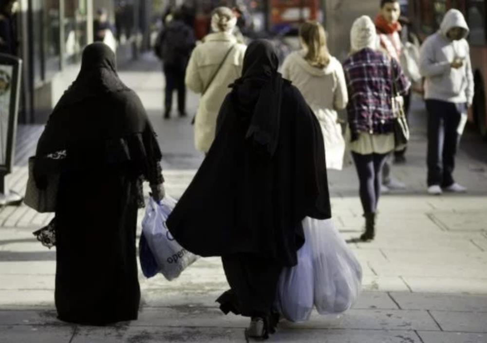 Pijani Polacy nazwali muzułmankę i jej córkę zamachowcami-samobójcami