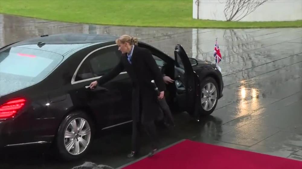 Problemy nie opuszczają Theresy May. Tym razem zacięły się drzwi w jej limuzynie