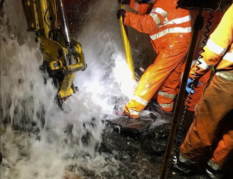 Hagley Road częściowo zamknięta z powodu pękniętej rury