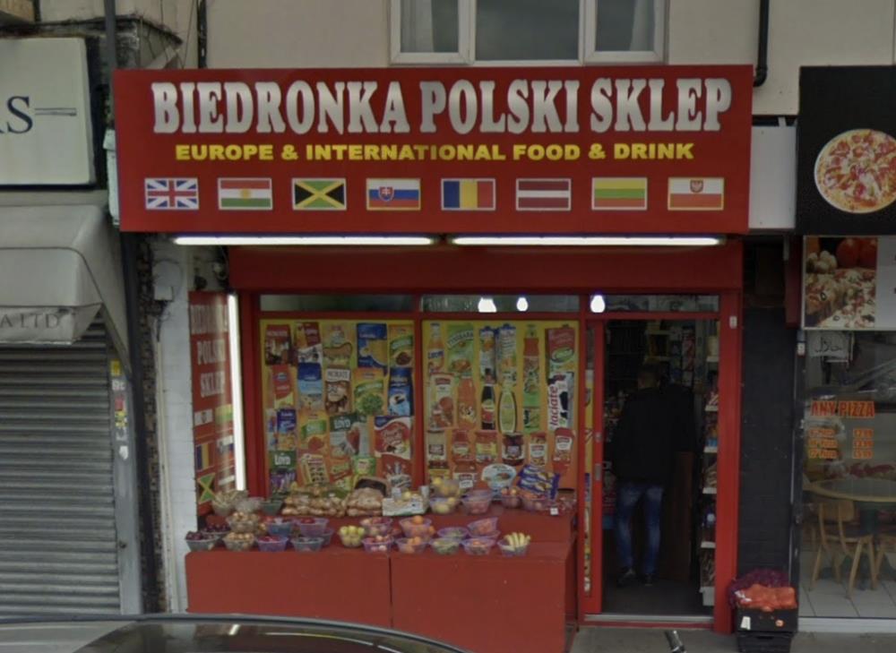 Pięciu mężczyzn skazanych za sprzedaż podrobionych papierosów w sklepie Biedronka Polski Sklep w West Bromwich