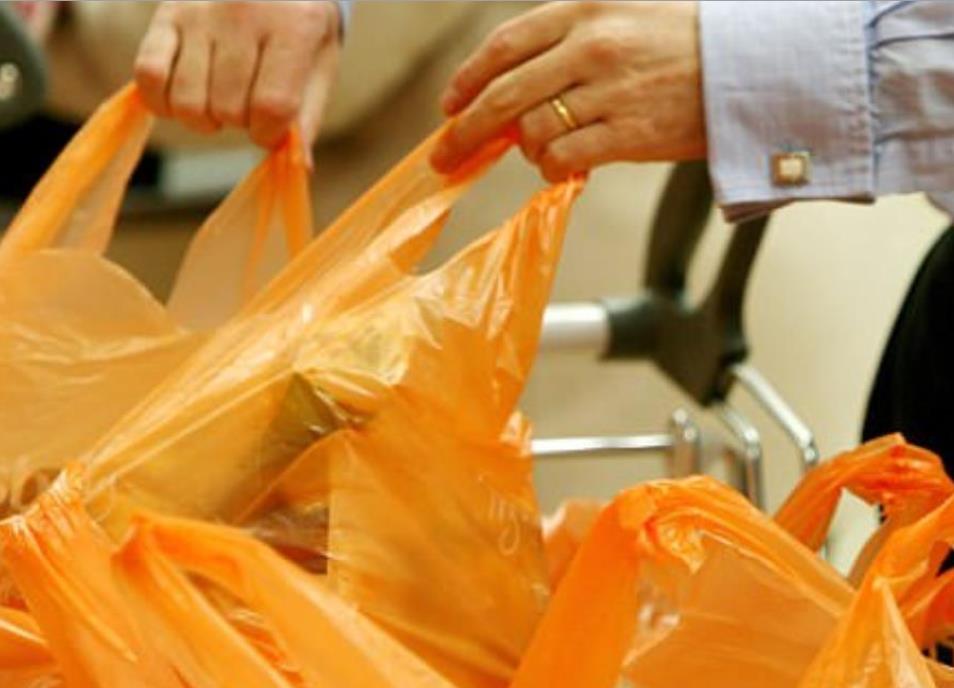 Plastikowe reklamówki będą kosztować 10p, opłata będzie pobierana również w małych sklepach