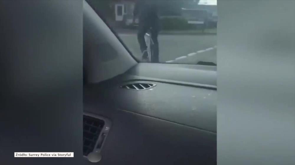 Nagrali, jak celowo potrącają rowerzystę samochodem. Teraz szuka ich policja