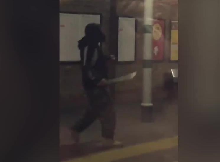 Mężczyzna z maczetą w ręku został obezwładniony przez londyńską policję.