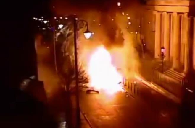 Eksplozja samochodu w Irlandii Północnej. Policja opublikowała nagranie z momentu wybuchu