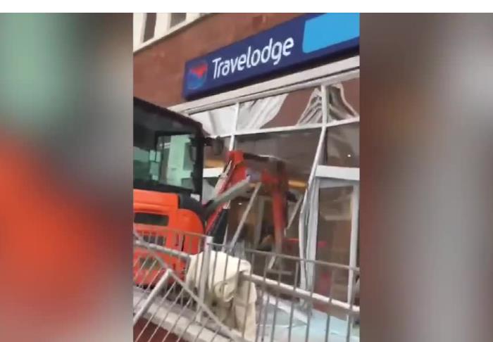 Pracownik budowlany pokłócił się o 600 funtów i koparką zniszczył lobby hotelu, który remontował