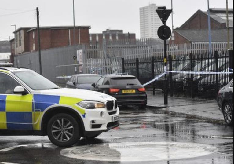 Pracownicy Adderley Motors obezwładnili mężczyznę, który groził im pistoletem i zażądał pieniędzy