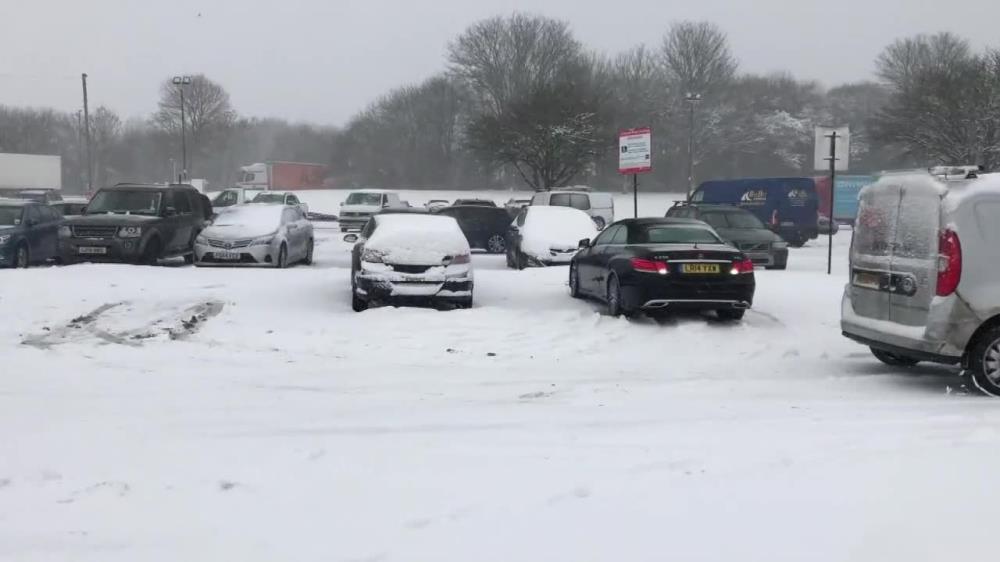 Zamknięte szkoły i paraliż komunikacyjny. Wielka Brytania zmaga się z atakiem zimy