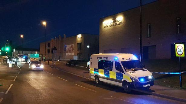 Nastolatek ugodzony nożem pod szkołą