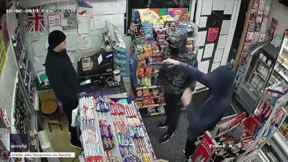 Próbowali okraść sklep, ale sprzedawca nie nabrał się na repliki broni. Uciekali tak szybko, że... spadły im klapki