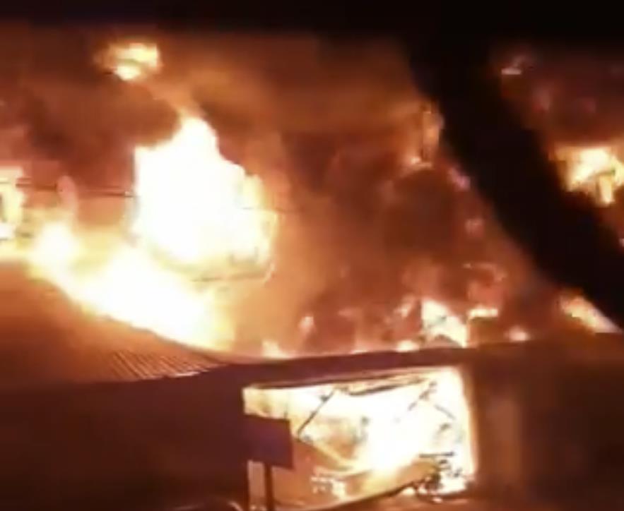 Ogromny pożar na Wharfdale Road w Tyseley