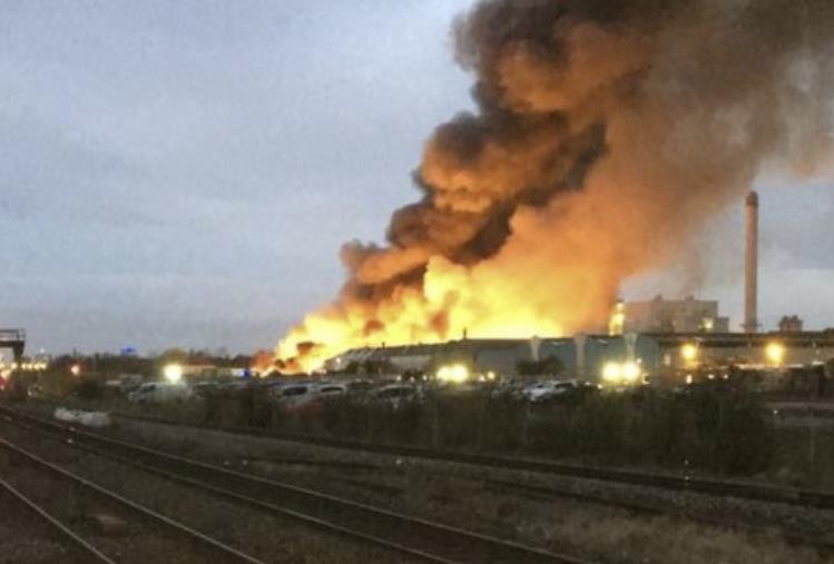 Ogromny pożar w pobliżu stacji kolejowej w Tyseley, wstrzymane usługi kolejowe