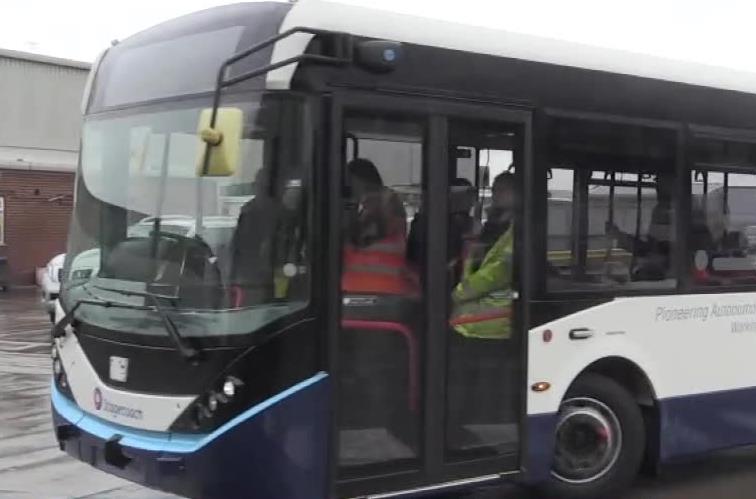 Testy pierwszych brytyjskich autobusów autonomicznych. Czy w przyszłości kierowcy okażą się zbędni?