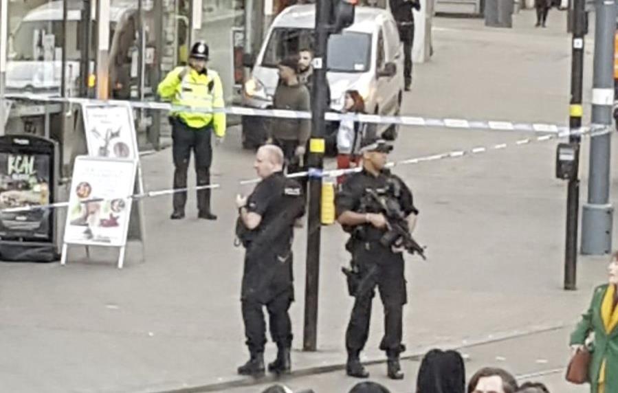 Mężczyzna dźgnięty nożem w sklepie w centrum Birmingham