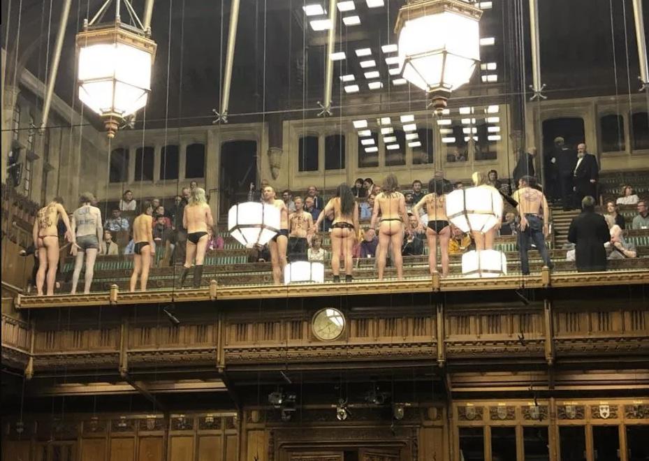 Nadzy ekolodzy zakłócili debatę nad brexitem, protestowali pod hasłem „przestańcie marnować czas”