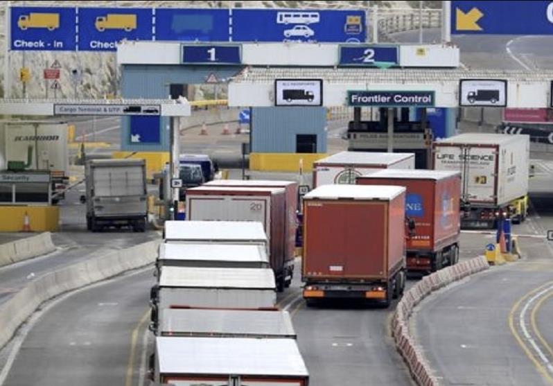 Cła i kontrole bagażowe. Unia Europejska szykuje się na twardy brexit