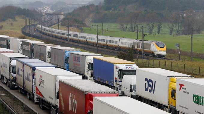 Polacy próbowali przemycić do UK imigranta w trumnie