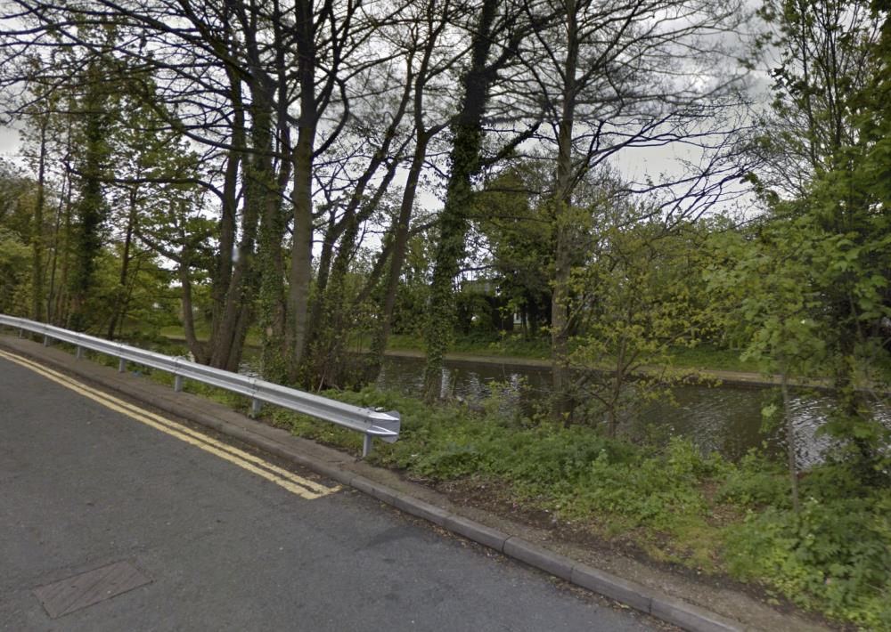 Dwóch mężczyzn ranionych nożem na ścieżce przy kanale w Erdington